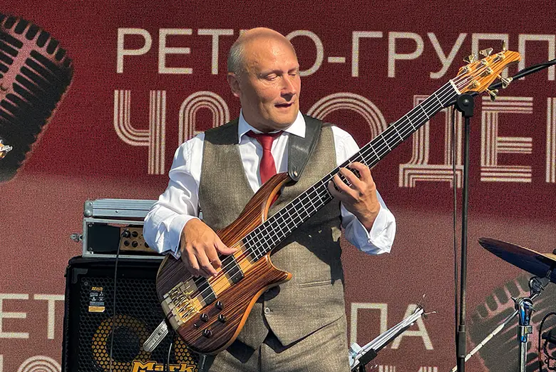 Павел Завьялов - бас-гитара