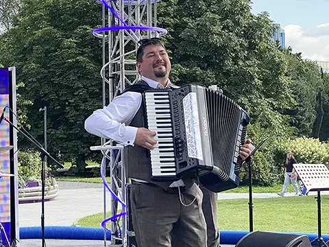 Сергей Корнышев - аккордеон, клавишные