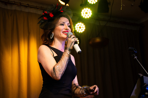 Светлана Брижань - вокалистка ретро-группы Чародеи