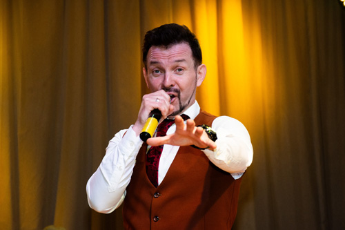 Вокалист Валерий Алешков