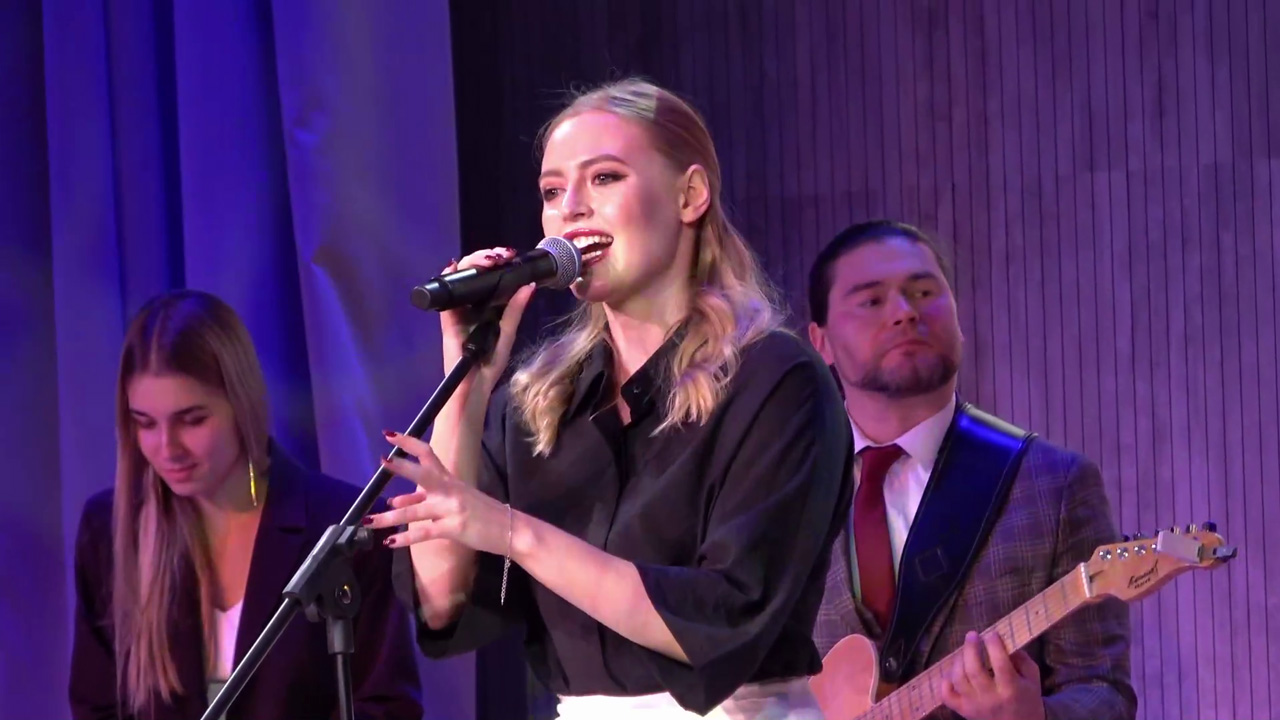 Анастасия Постникова - вокал и ретро-группа Чародеи