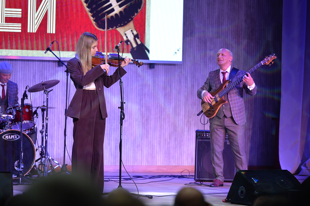 Валерий Дедов - барабаны, Анна Панова - скрипка, Павел Завьялов - бас-гитара