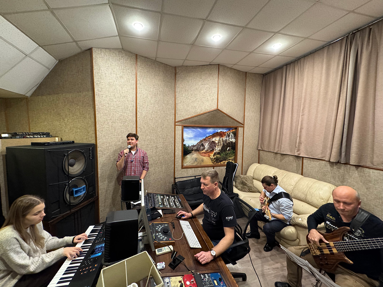 Сергей Рязанов и ретро-группа Чародеи на записи в студии Владимира Осинского