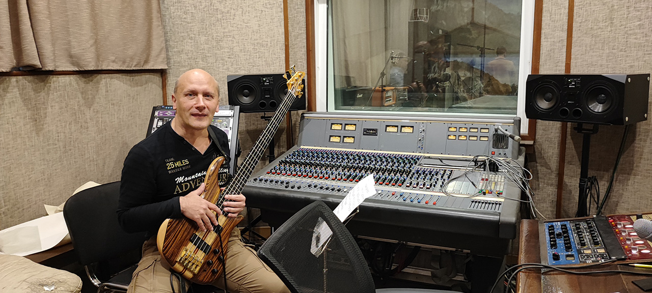 Павел Завьялов – бас-гитара