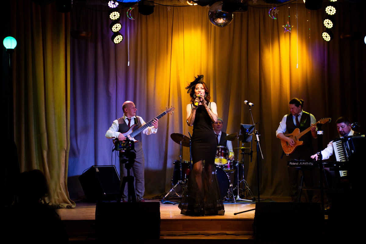 Светлана Брижань и ретро-группа Чародеи на концерте посвященный Дню работника культуры в Юдинском КДЦ Молодежный