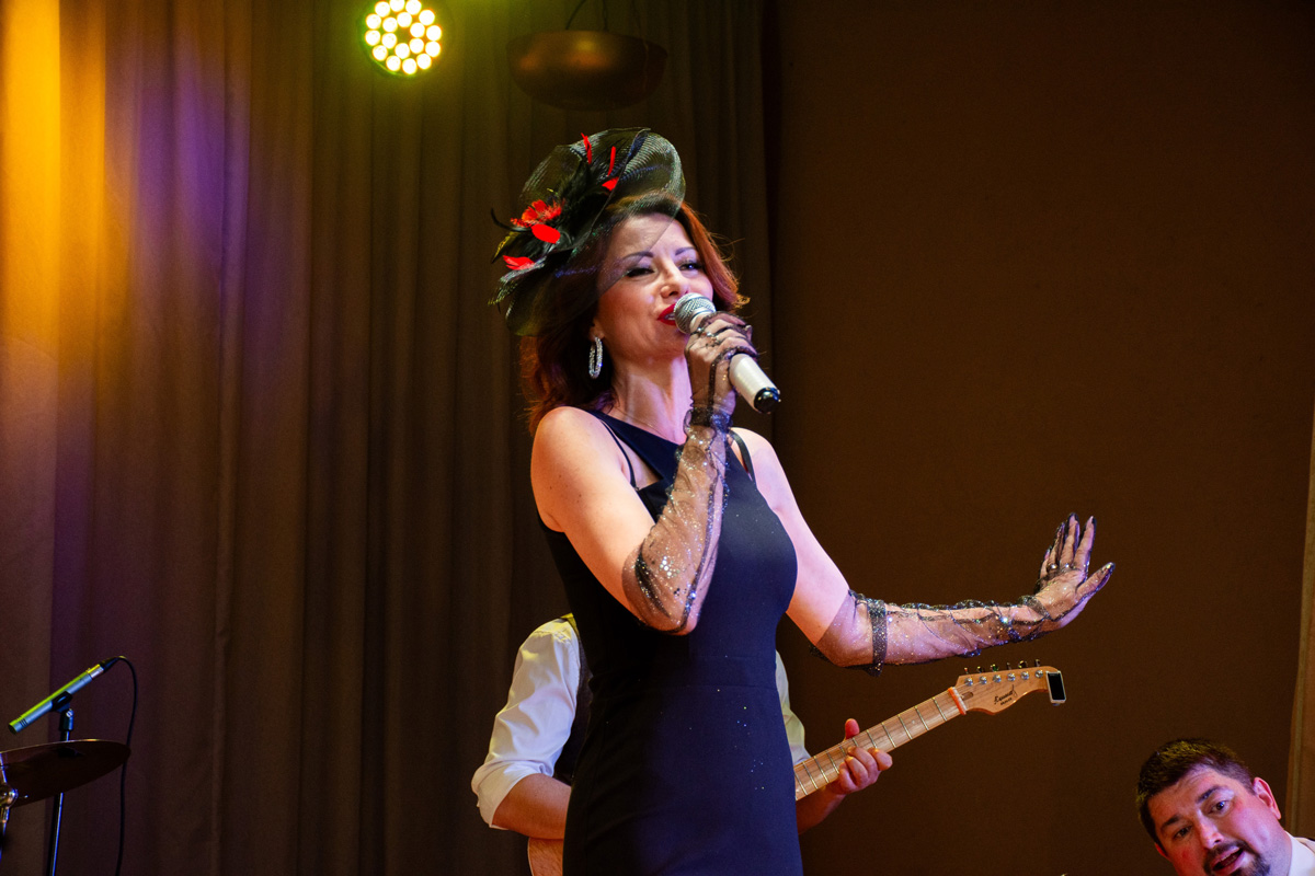 Вокалистка Светлана Брижань