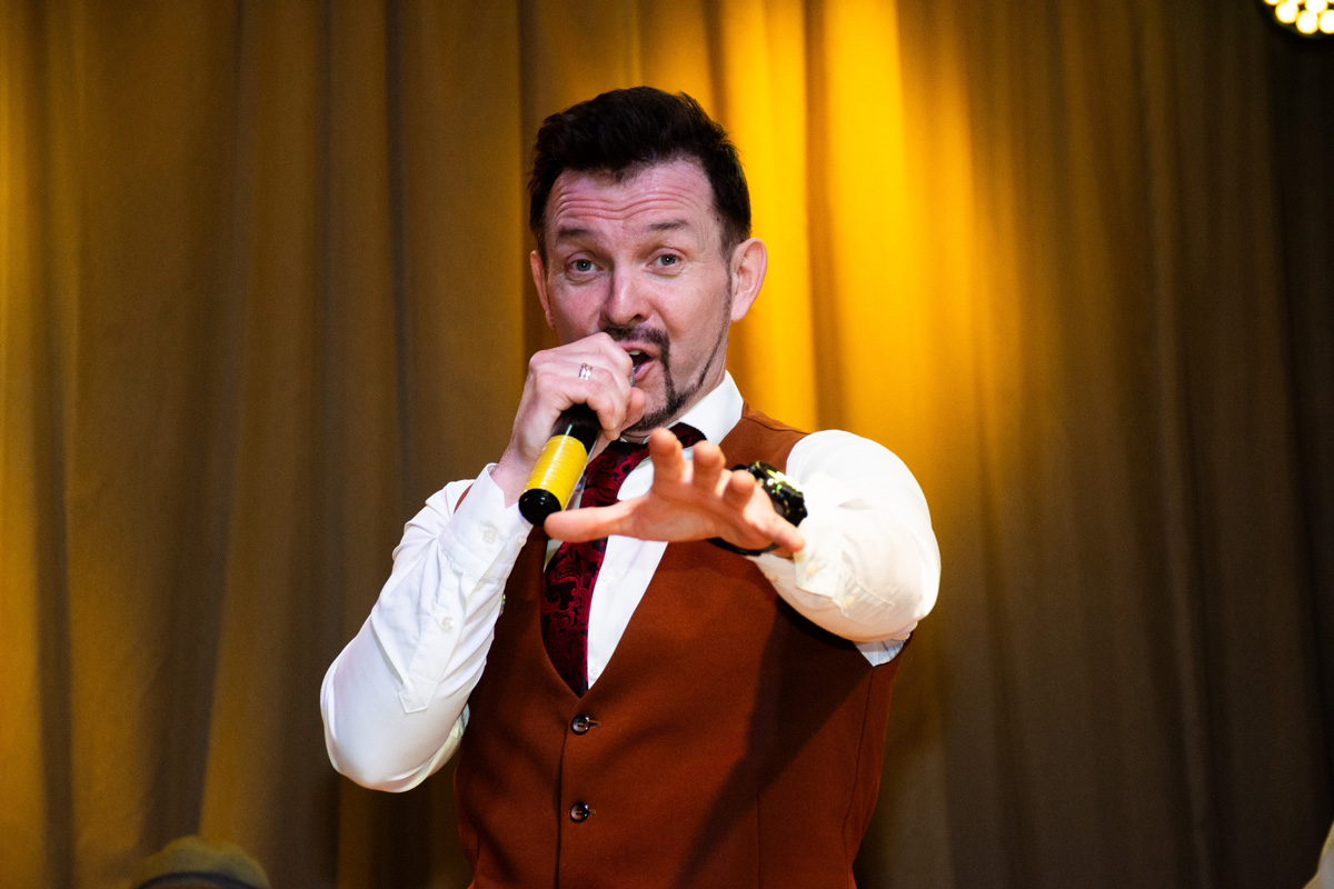 Вокалист Валерий Алешков