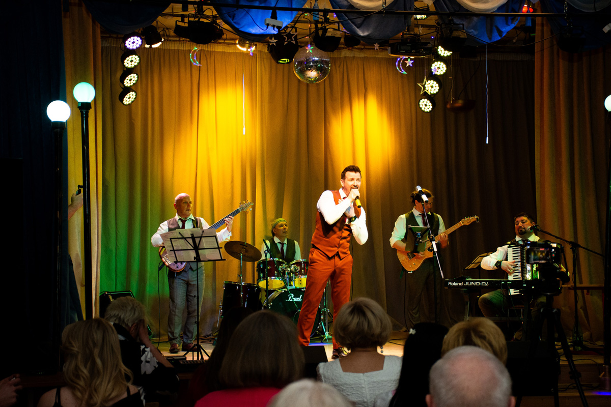 Валерий Алешков исполняет песню