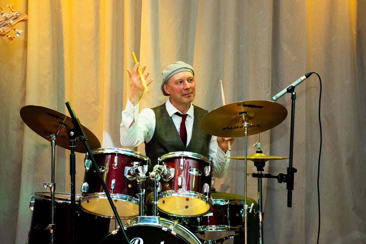 Барабанщик Валерий Дедов
