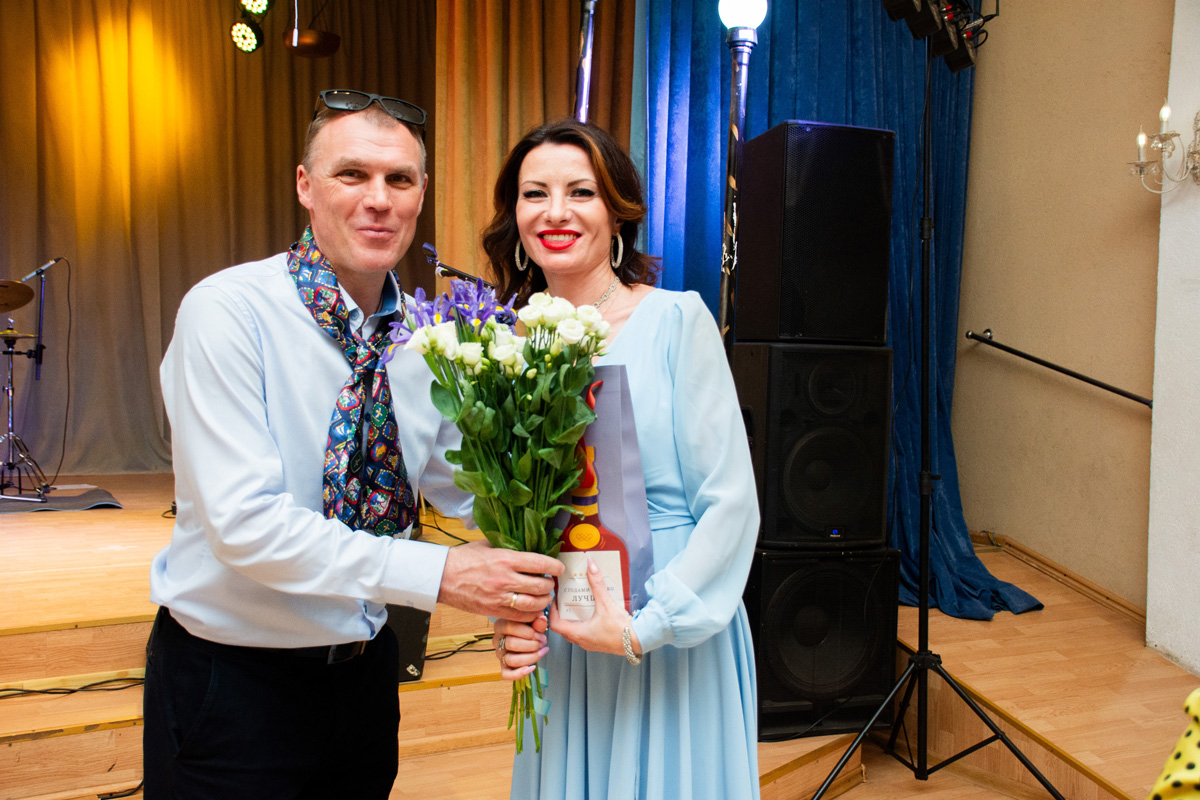 Светлана Брижань и благодарный зритель. После концерта