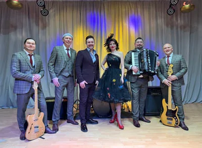 Группа Чародеи: Иван Стручков гитара, Валерий Дедов барабаны, Светлана Брижань, Валерий Алешков вокал, Сергей Корнышев аккордеон, Павел Завьялов бас-гитара