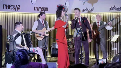 Ретро-группа Чародеи в клубе Гнездо Глухаря. Солисты Валерий Алешков и Светлана Брижань