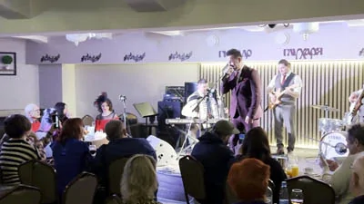 Подпевайте, подвевайте... исполнение песни Зима (Потолок ледяной)