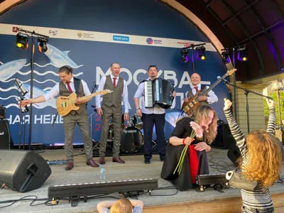 Ретро-группа Чародеи и благодарные зрители. Приятно:)