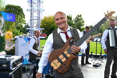 Павел Завьялов - бас-гитара, Валерий Дедов - барабаны, Сергей Корнышев - аккордеон