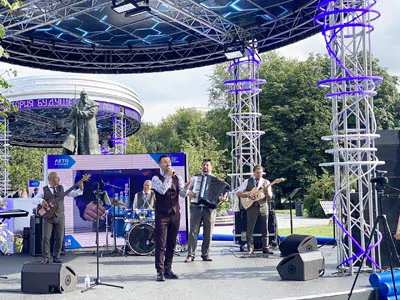 Ретро-группа Чародеи. Концерт в парке Музеон. Солист Валерий Алешков