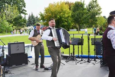 Сергей Корнышев - аккордеон, Иван Стручков - гитара