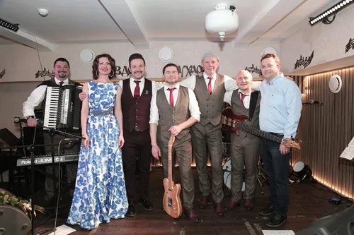 Ретро-группа Чародеи после концерта в клубе Гнездо Глухаря