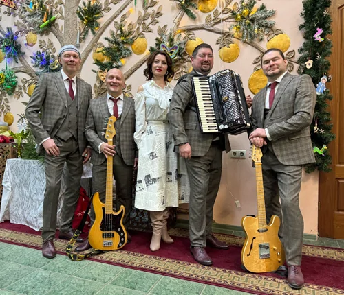 Группа Чародеи: Иван Стручков гитара, Инга Долгова-Зиновьева вокал, Павел Завьялов бас-гитара, Валерий Алешков вокал, Валерий Дедов барабаны, Сергей Корнышев аккордеон