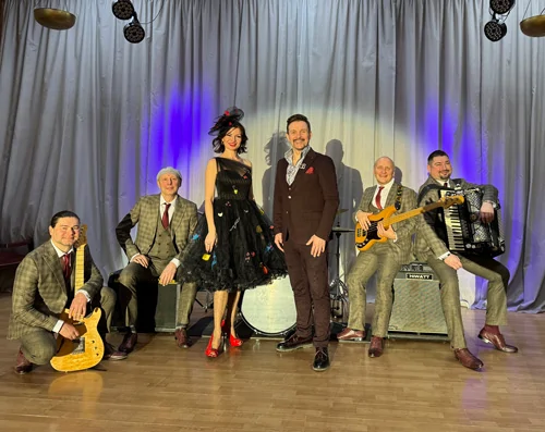 Группа Чародеи: Иван Стручков гитара, Инга Долгова-Зиновьева вокал, Павел Завьялов бас-гитара, Валерий Алешков вокал, Валерий Дедов барабаны, Сергей Корнышев аккордеон