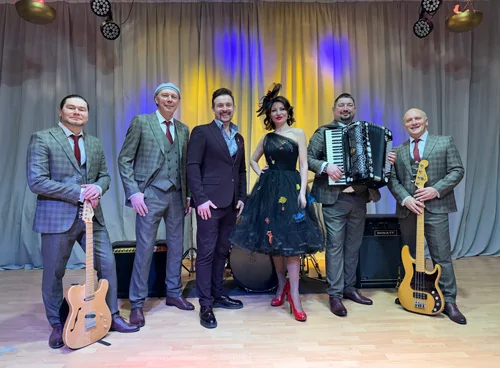 Группа Чародеи: Иван Стручков гитара, Инга Долгова-Зиновьева вокал, Павел Завьялов бас-гитара, Валерий Алешков вокал, Валерий Дедов барабаны, Сергей Корнышев аккордеон