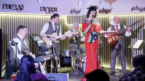 Исполнение лирических песен советской эстрады