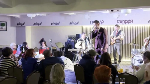 Подпевайте, подвевайте... исполнение песни Зима (Потолок ледяной)